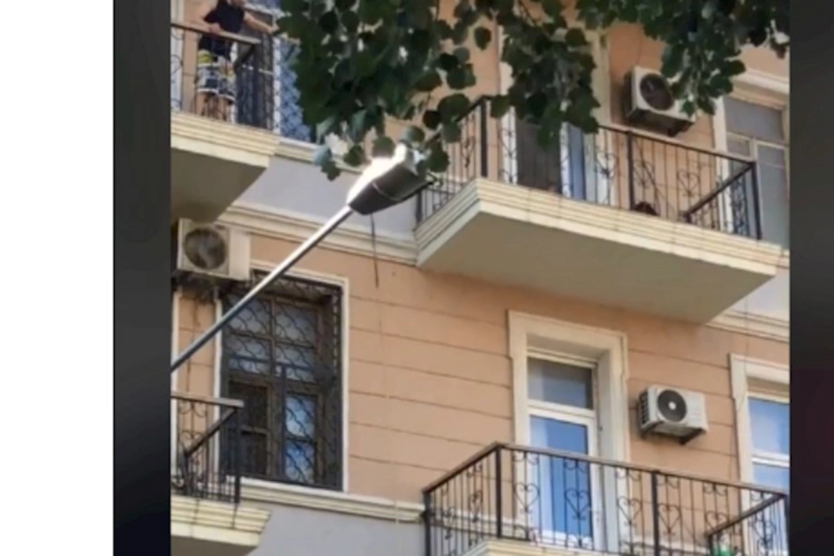 Bakıda yağan yağışlar ikimərtəbəli binanın çökməsinə səbəb olub: Ev sahibi uçqunda qaldı — VİDEO