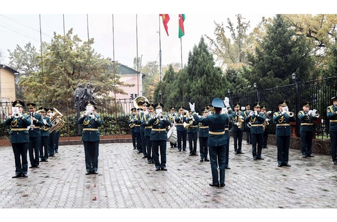 Zakir Həsənov qırğızıstanlı həmkarı ilə görüşdü — FOTOLAR