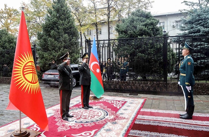 Zakir Həsənov qırğızıstanlı həmkarı ilə görüşdü — FOTOLAR