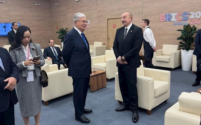 İlham Əliyev Tokayevlə ayaqüstü söhbətləşdi — FOTOLAR