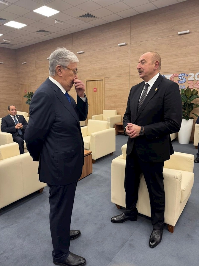İlham Əliyev Tokayevlə ayaqüstü söhbətləşdi — FOTOLAR