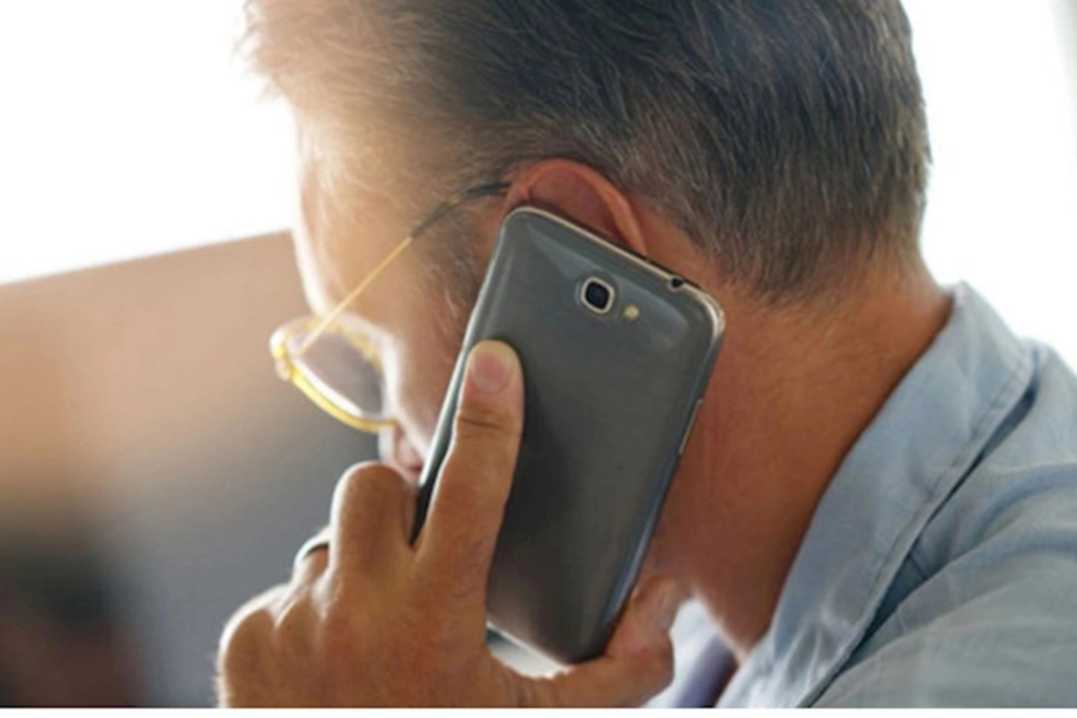 Kişi başqa qadınla telefonla danışdı, arvadı tutdu