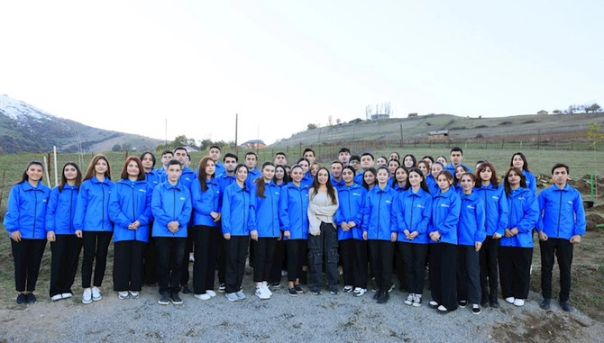 Leyla Əliyeva ağacəkmə aksiyasında — FOTOLAR Leyla Əliyeva ağacəkmə aksiyasında — FOTOLAR