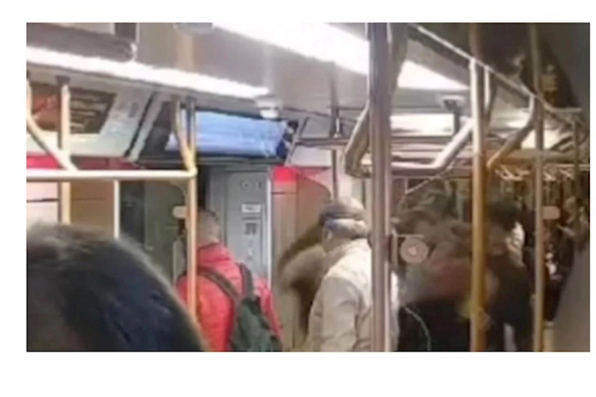 Metroda kişi qadını təpikləyib... — VİDEO