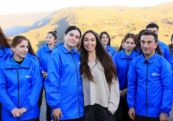 Leyla Əliyeva ağacəkmə aksiyasında — FOTOLAR Leyla Əliyeva ağacəkmə aksiyasında — FOTOLAR