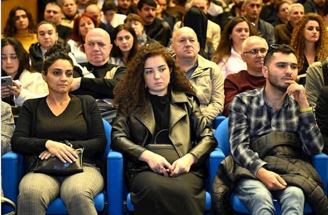 Mədəniyyət naziri Akademik Opera və Balet Teatrının kollektivi ilə görüşüb — FOTOLAR Mədəniyyət naziri Akademik Opera və Balet Teatrının kollektivi ilə görüşüb — FOTOLAR