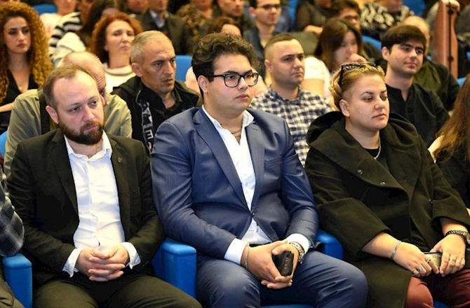 Mədəniyyət naziri Akademik Opera və Balet Teatrının kollektivi ilə görüşüb — FOTOLAR Mədəniyyət naziri Akademik Opera və Balet Teatrının kollektivi ilə görüşüb — FOTOLAR