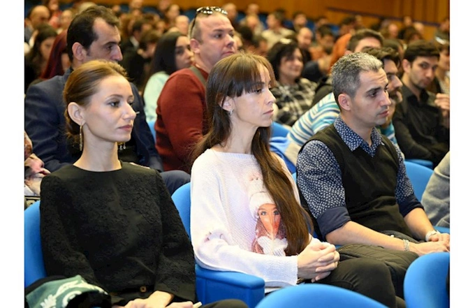 Mədəniyyət naziri Akademik Opera və Balet Teatrının kollektivi ilə görüşüb — FOTOLAR Mədəniyyət naziri Akademik Opera və Balet Teatrının kollektivi ilə görüşüb — FOTOLAR