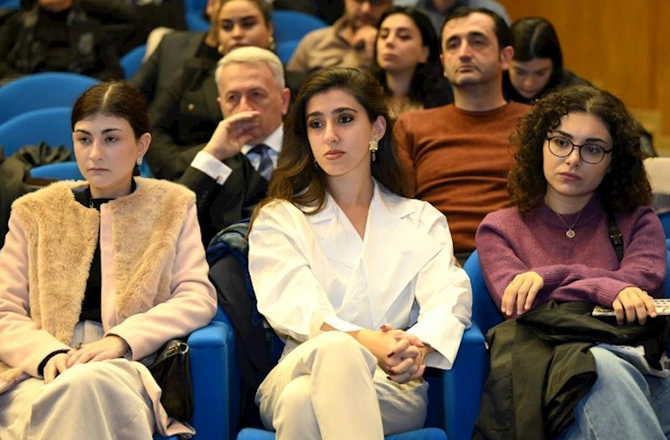 Mədəniyyət naziri Akademik Opera və Balet Teatrının kollektivi ilə görüşüb — FOTOLAR Mədəniyyət naziri Akademik Opera və Balet Teatrının kollektivi ilə görüşüb — FOTOLAR