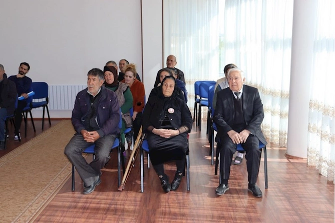 Millət vəkili Vüqar Rəhimzadə seçiciləri ilə görüşüb — FOTOLAR Millət vəkili Vüqar Rəhimzadə seçiciləri ilə görüşüb — FOTOLAR