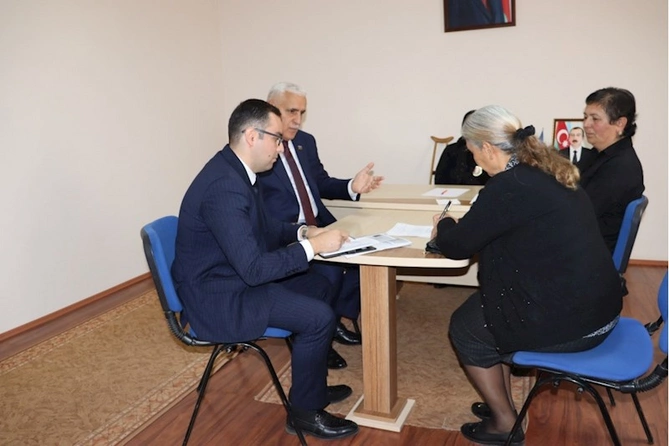 Millət vəkili Vüqar Rəhimzadə seçiciləri ilə görüşüb — FOTOLAR Millət vəkili Vüqar Rəhimzadə seçiciləri ilə görüşüb — FOTOLAR