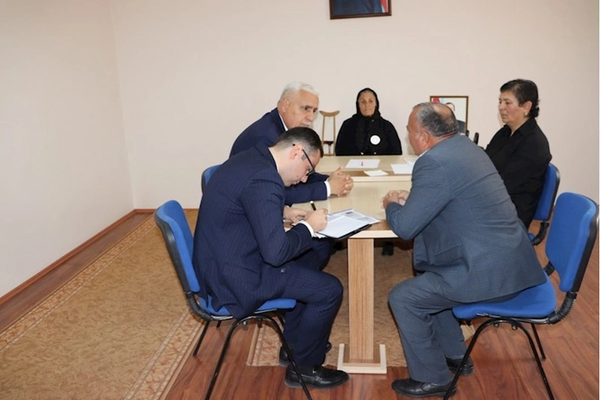 Millət vəkili Vüqar Rəhimzadə seçiciləri ilə görüşüb — FOTOLAR Millət vəkili Vüqar Rəhimzadə seçiciləri ilə görüşüb — FOTOLAR