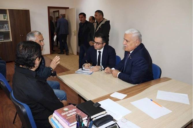 Millət vəkili Vüqar Rəhimzadə seçiciləri ilə görüşüb — FOTOLAR Millət vəkili Vüqar Rəhimzadə seçiciləri ilə görüşüb — FOTOLAR