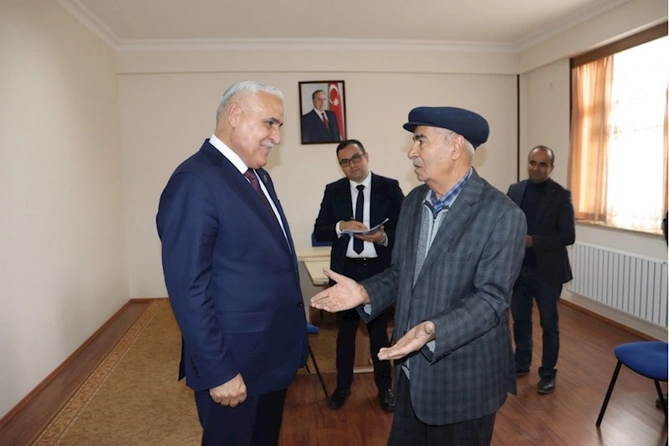 Millət vəkili Vüqar Rəhimzadə seçiciləri ilə görüşüb — FOTOLAR Millət vəkili Vüqar Rəhimzadə seçiciləri ilə görüşüb — FOTOLAR