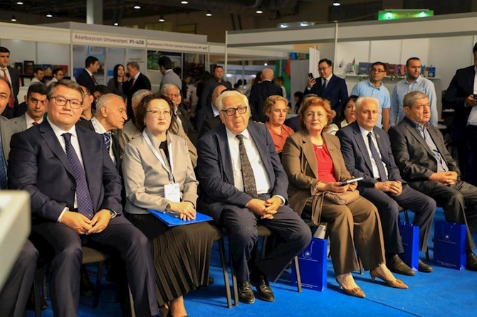 Görkəmli qazax yazıçısının kitabının təqdimatı olub — FOTOLAR Görkəmli qazax yazıçısının kitabının təqdimatı olub — FOTOLAR