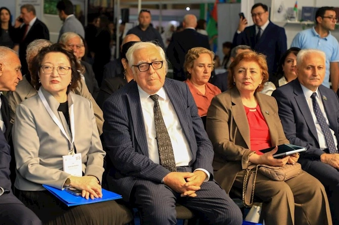 Görkəmli qazax yazıçısının kitabının təqdimatı olub — FOTOLAR Görkəmli qazax yazıçısının kitabının təqdimatı olub — FOTOLAR