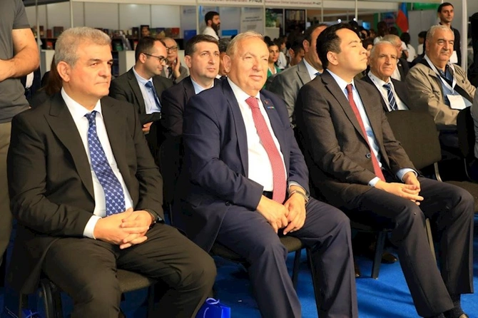 Görkəmli qazax yazıçısının kitabının təqdimatı olub — FOTOLAR Görkəmli qazax yazıçısının kitabının təqdimatı olub — FOTOLAR