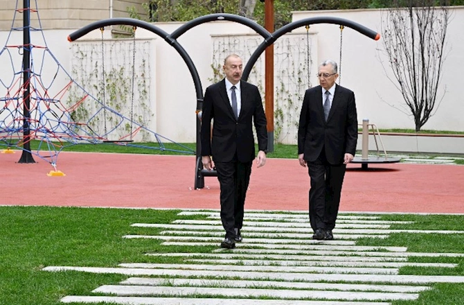 Prezident Bakıda yeni salınan parkda yaradılan şəraitlə tanış olub — FOTOLAR (YENİLƏNİB)