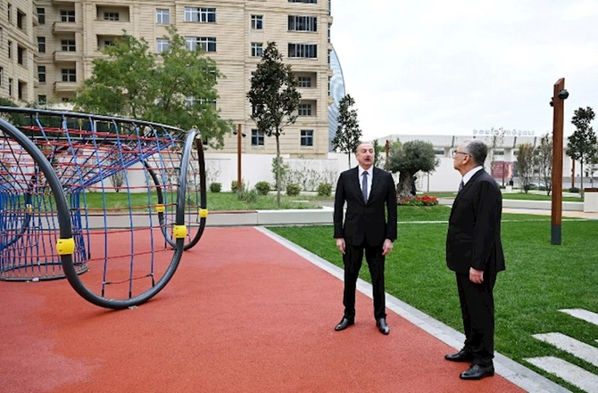 Prezident Bakıda yeni salınan parkda yaradılan şəraitlə tanış olub — FOTOLAR (YENİLƏNİB)