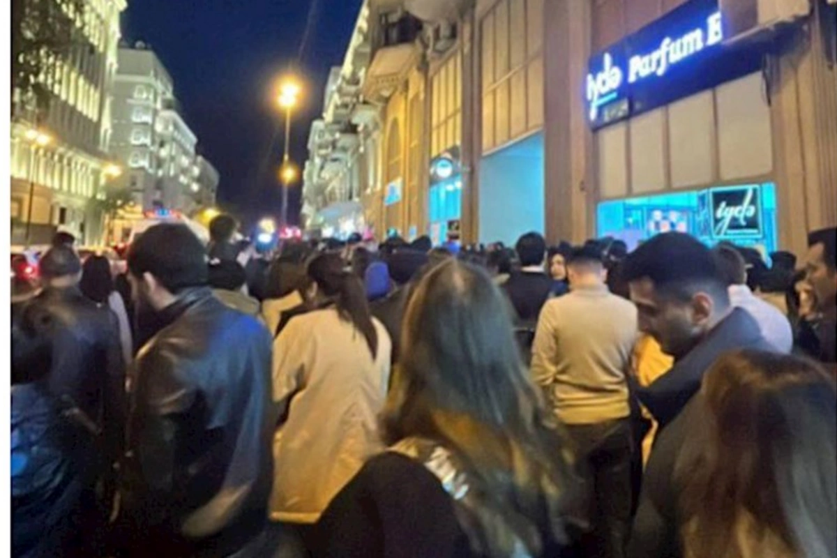 Sahil metrosu qarşısında izdiham yaşanır