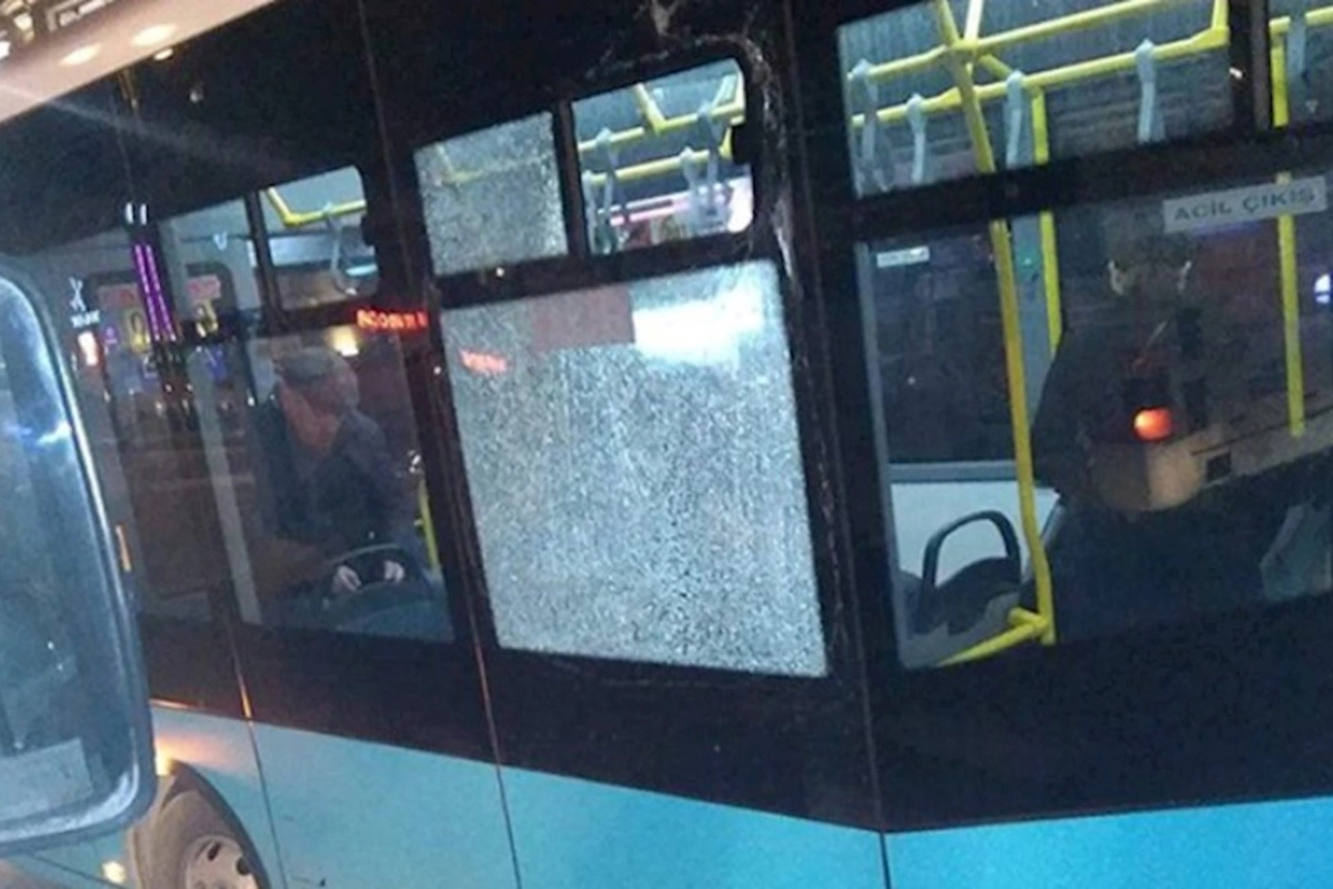 Avtobus “qırmızı”da keçib qəza törətdi — Ölənlər var