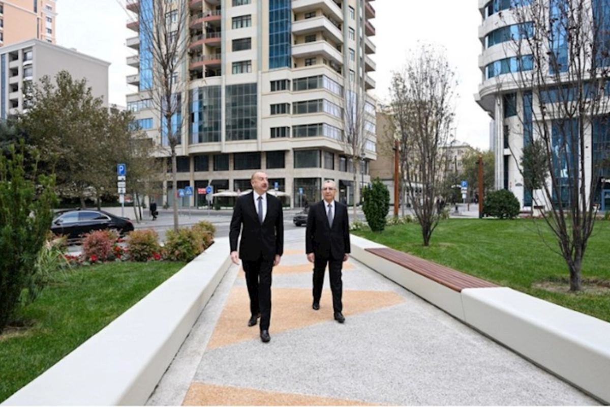 Prezident Bakıda yeni salınan parkda yaradılan şəraitlə tanış olub — FOTOLAR (YENİLƏNİB)