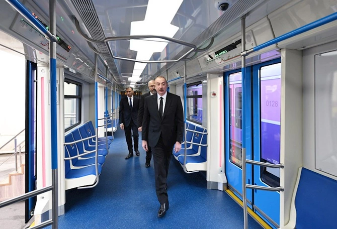 Prezident yeni nəsil metro qatarlarına baxış keçirdi — YENİLƏNDİ (FOTOLAR)