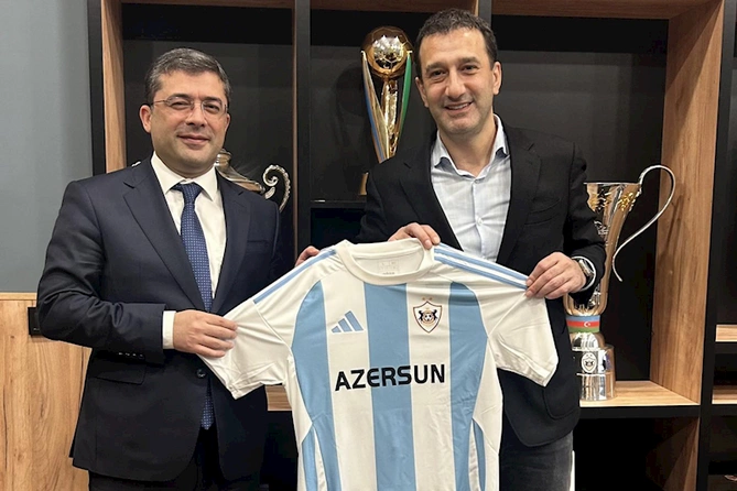 Azərbaycanda agentlik rəhbərinə “Qarabağ”ın forması təqdim edildi — FOTO