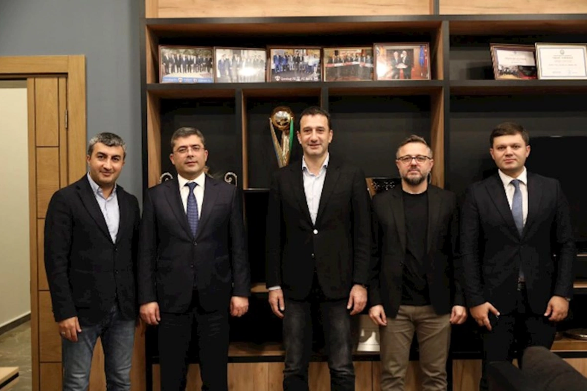 Azərbaycanda agentlik rəhbərinə “Qarabağ”ın forması təqdim edildi — FOTO