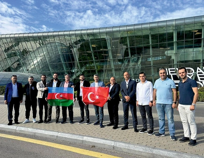 Türkiyəli jurnalistlər Bakıda: Fəxri Xiyaban və Şəhidlər Xiyabanı ziyarət olundu —FOTOLAR