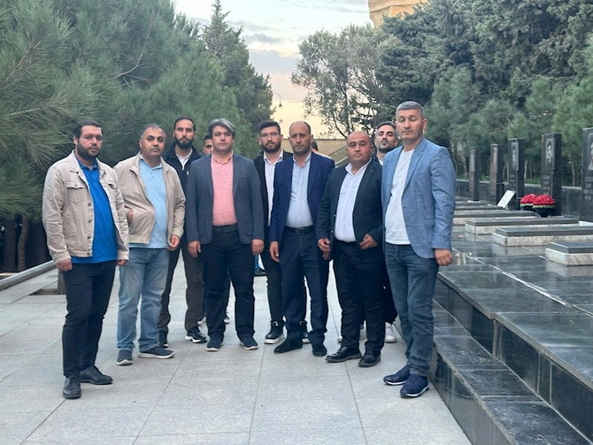Türkiyəli jurnalistlər Bakıda: Fəxri Xiyaban və Şəhidlər Xiyabanı ziyarət olundu —FOTOLAR