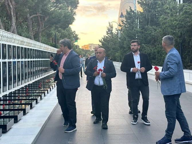 Türkiyəli jurnalistlər Bakıda: Fəxri Xiyaban və Şəhidlər Xiyabanı ziyarət olundu —FOTOLAR