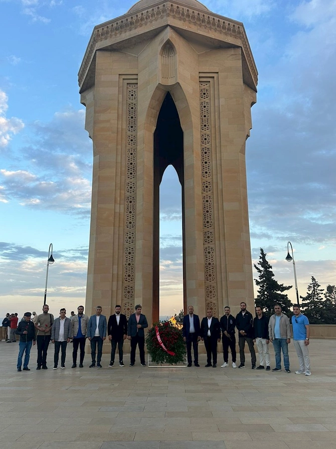 Türkiyəli jurnalistlər Bakıda: Fəxri Xiyaban və Şəhidlər Xiyabanı ziyarət olundu —FOTOLAR