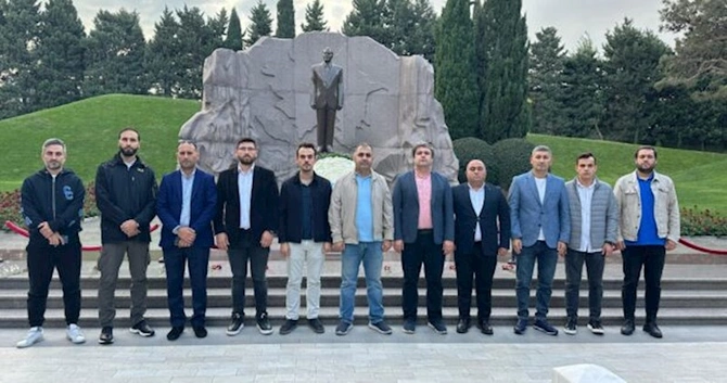 Türkiyəli jurnalistlər Bakıda: Fəxri Xiyaban və Şəhidlər Xiyabanı ziyarət olundu —FOTOLAR