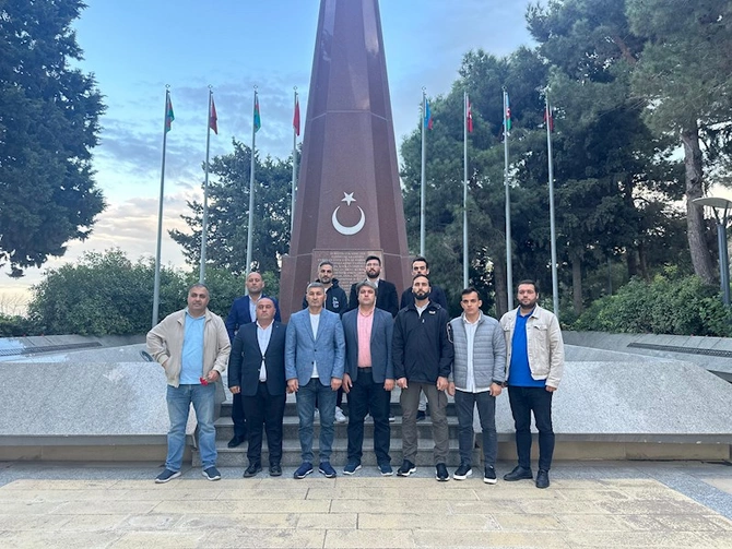 Türkiyəli jurnalistlər Bakıda: Fəxri Xiyaban və Şəhidlər Xiyabanı ziyarət olundu —FOTOLAR
