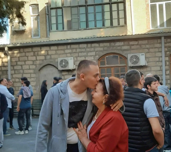 Kübra Əliyeva nəvəsini əsgərliyə yola saldı — FOTOLAR