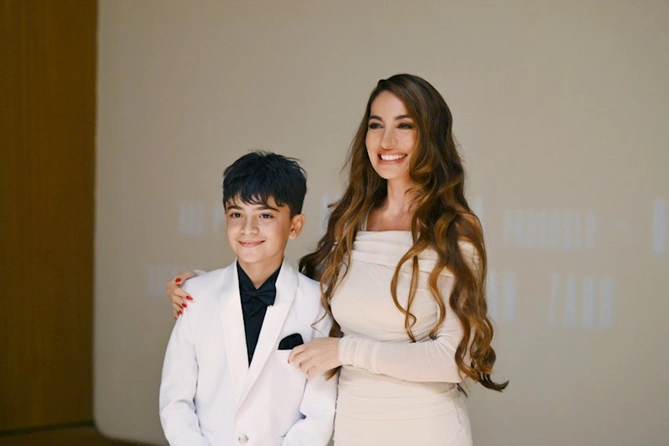 Prezidentin ailə üzvləri Tağıyev: Neft filminin təqdimatında — FOTOLAR Prezidentin ailə üzvləri Tağıyev: Neft filminin təqdimatında — FOTOLAR