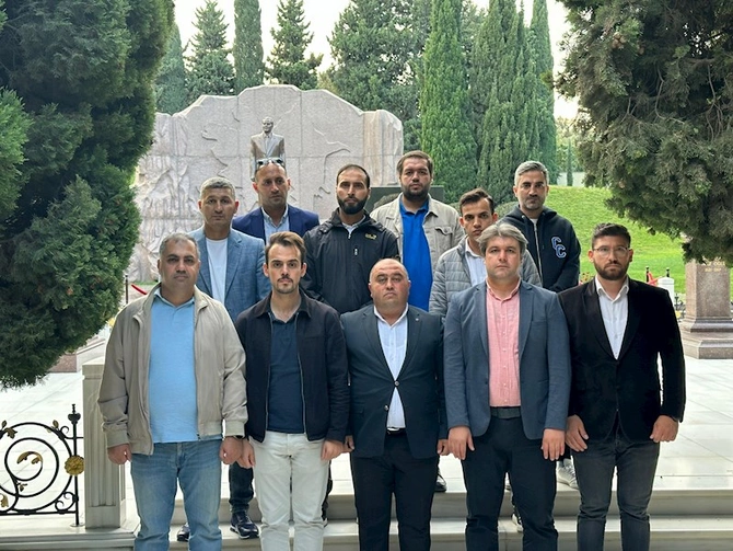 Türkiyəli jurnalistlər Bakıda: Fəxri Xiyaban və Şəhidlər Xiyabanı ziyarət olundu —FOTOLAR