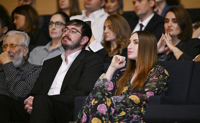 Prezidentin ailə üzvləri Tağıyev: Neft filminin təqdimatında — FOTOLAR Prezidentin ailə üzvləri Tağıyev: Neft filminin təqdimatında — FOTOLAR