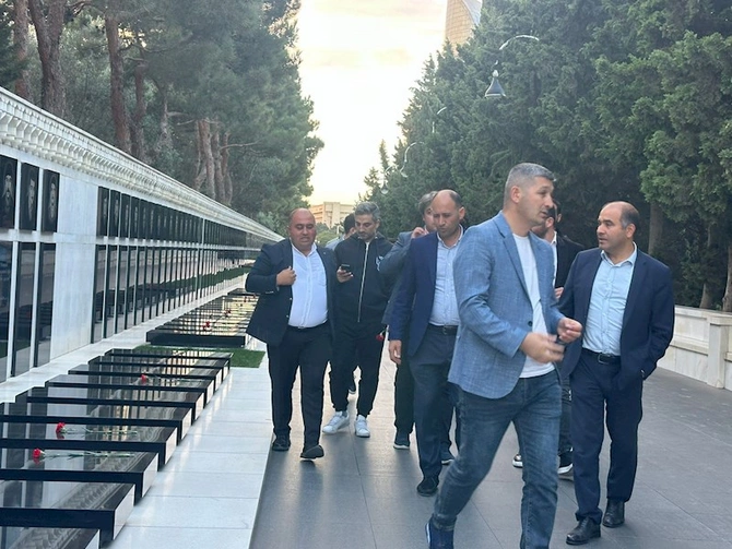Türkiyəli jurnalistlər Bakıda: Fəxri Xiyaban və Şəhidlər Xiyabanı ziyarət olundu —FOTOLAR