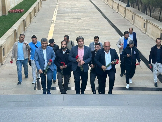 Türkiyəli jurnalistlər Bakıda: Fəxri Xiyaban və Şəhidlər Xiyabanı ziyarət olundu —FOTOLAR