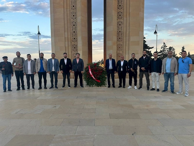 Türkiyəli jurnalistlər Bakıda: Fəxri Xiyaban və Şəhidlər Xiyabanı ziyarət olundu —FOTOLAR