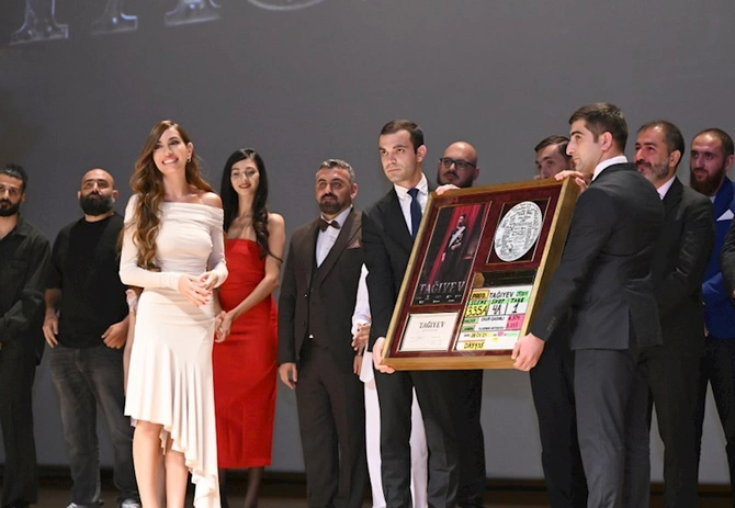 Prezidentin ailə üzvləri Tağıyev: Neft filminin təqdimatında — FOTOLAR Prezidentin ailə üzvləri Tağıyev: Neft filminin təqdimatında — FOTOLAR