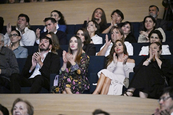 Prezidentin ailə üzvləri Tağıyev: Neft filminin təqdimatında — FOTOLAR Prezidentin ailə üzvləri Tağıyev: Neft filminin təqdimatında — FOTOLAR