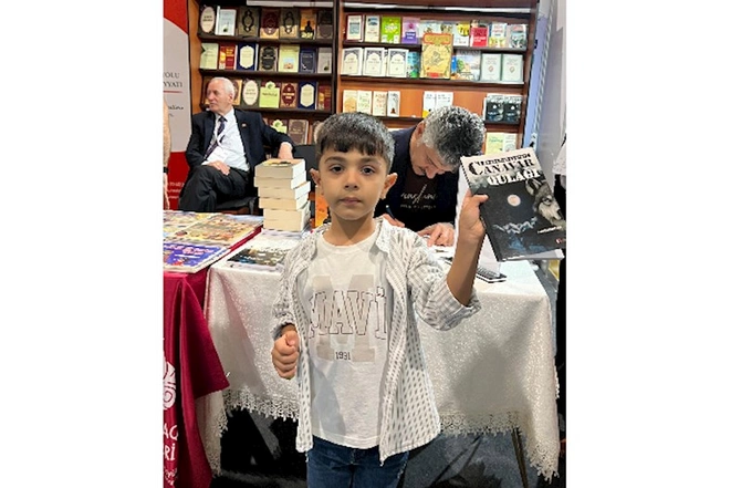 “Canavar qulağı” kitabının imza saatı keçirilib — FOTOLAR