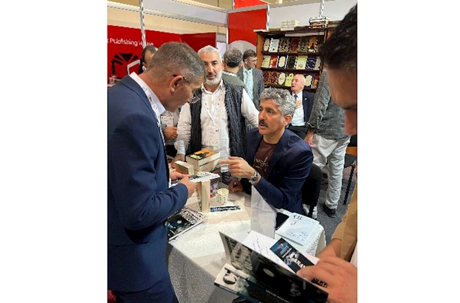 “Canavar qulağı” kitabının imza saatı keçirilib — FOTOLAR