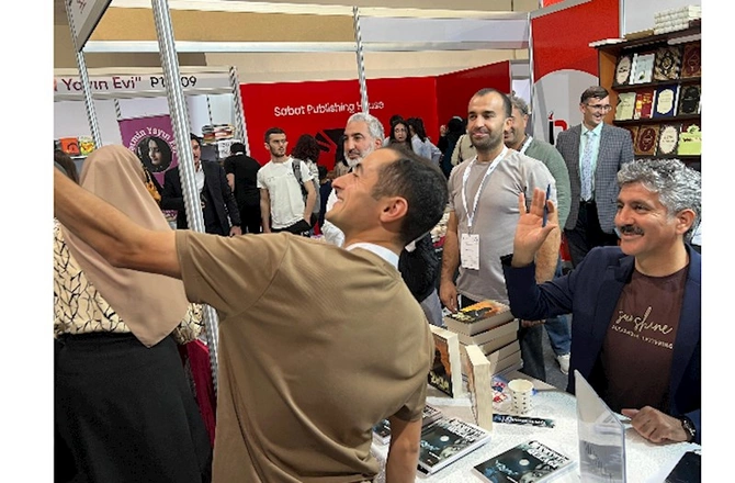 “Canavar qulağı” kitabının imza saatı keçirilib — FOTOLAR