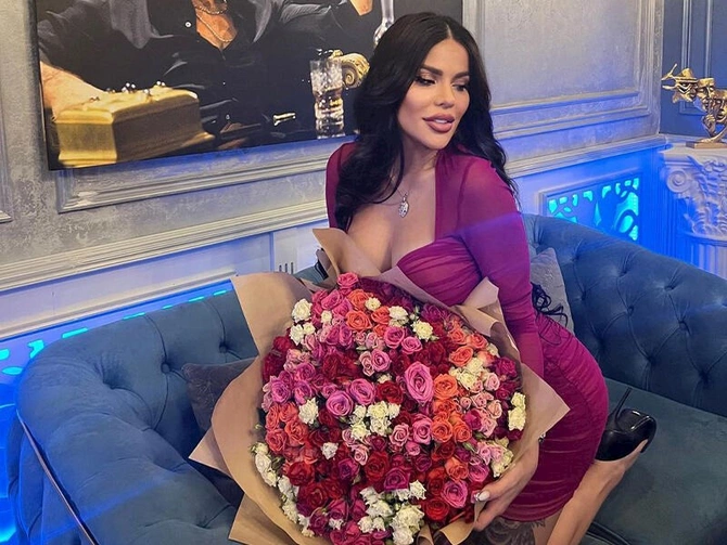 Xalq artistinin kabinetdə əyləndiyi qız görün kim imiş — YENİLƏNDİ (VİDEO/FOTO) Xalq artistinin kabinetdə əyləndiyi qız görün kim imiş — YENİLƏNDİ (VİDEO/FOTO)