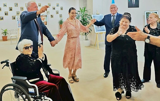 Leyla Əliyeva Qocalar evində — FOTOLAR