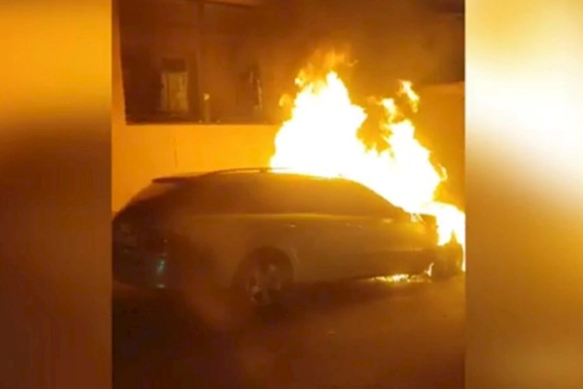 Bakıda “Mercedes” yandı — VİDEO